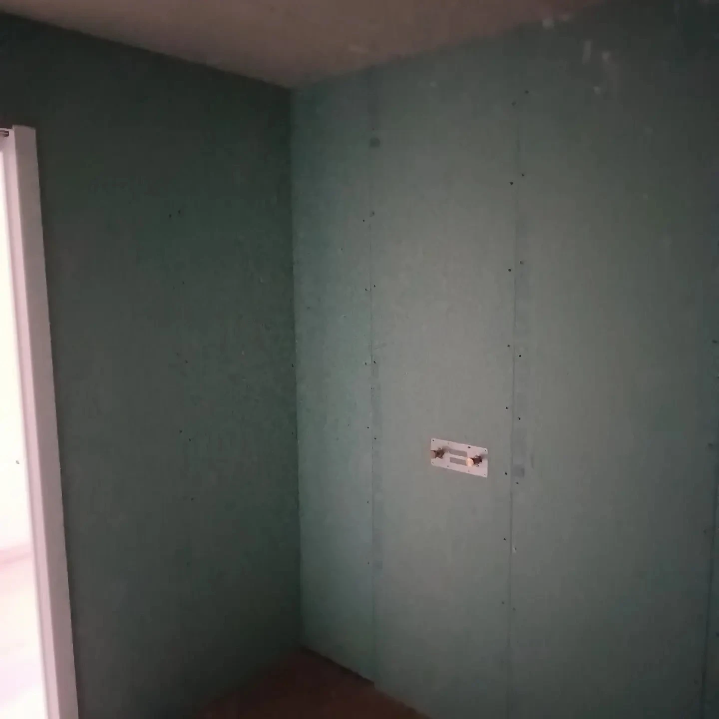 Démolition et réfection de salle de bain, agrandissement et pose de châssis avec bloc porte intégré | © HD Menuiserie Agencement