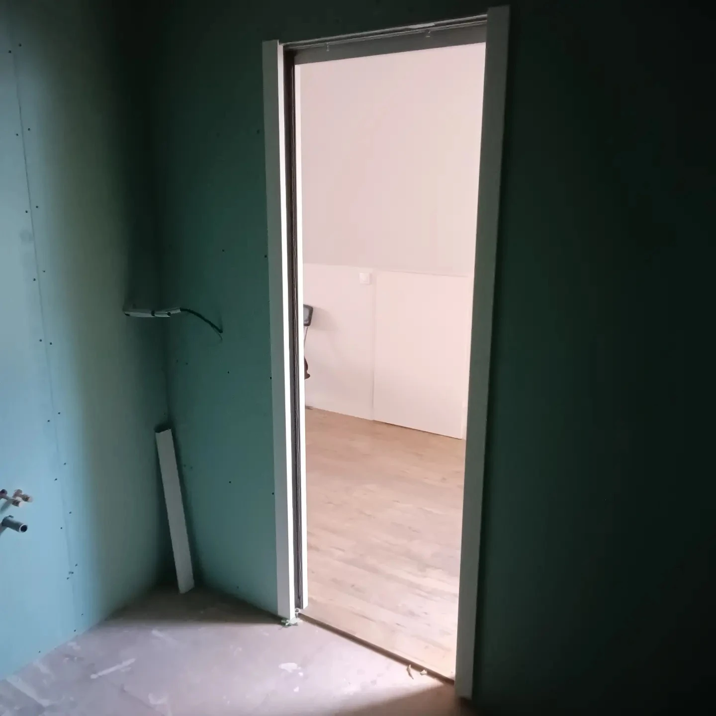Démolition et réfection de salle de bain, agrandissement et pose de châssis avec bloc porte intégré | © HD Menuiserie Agencement