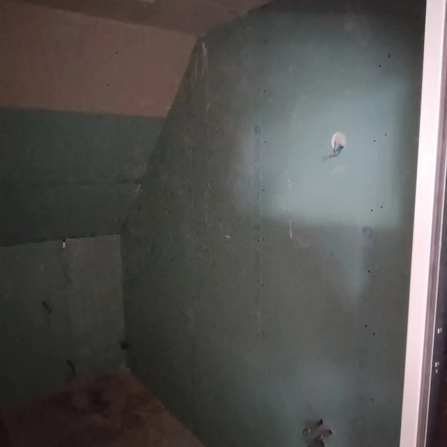 Démolition et réfection de salle de bain, agrandissement et pose de châssis avec bloc porte intégré | © HD Menuiserie Agencement