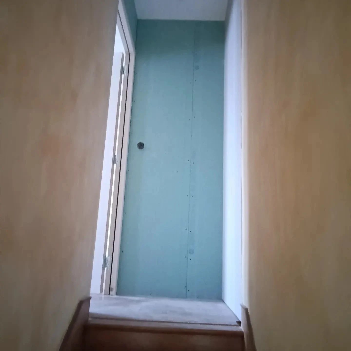 Démolition et réfection de salle de bain, agrandissement et pose de châssis avec bloc porte intégré | © HD Menuiserie Agencement