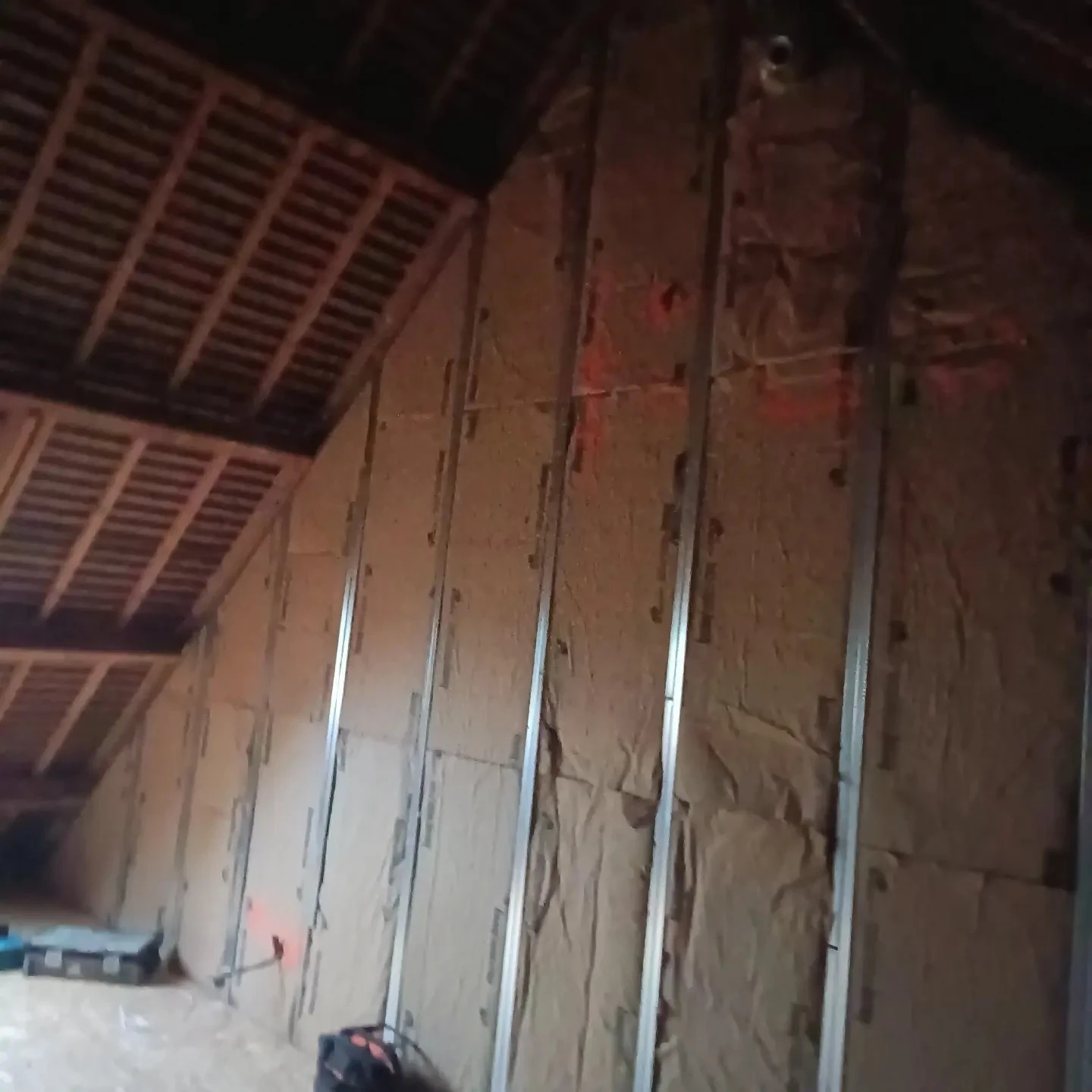 Aménagement de garage en habitation : création de trémie, d'une mezzanine et d'une salle de bain | © HD Menuiserie Agencement