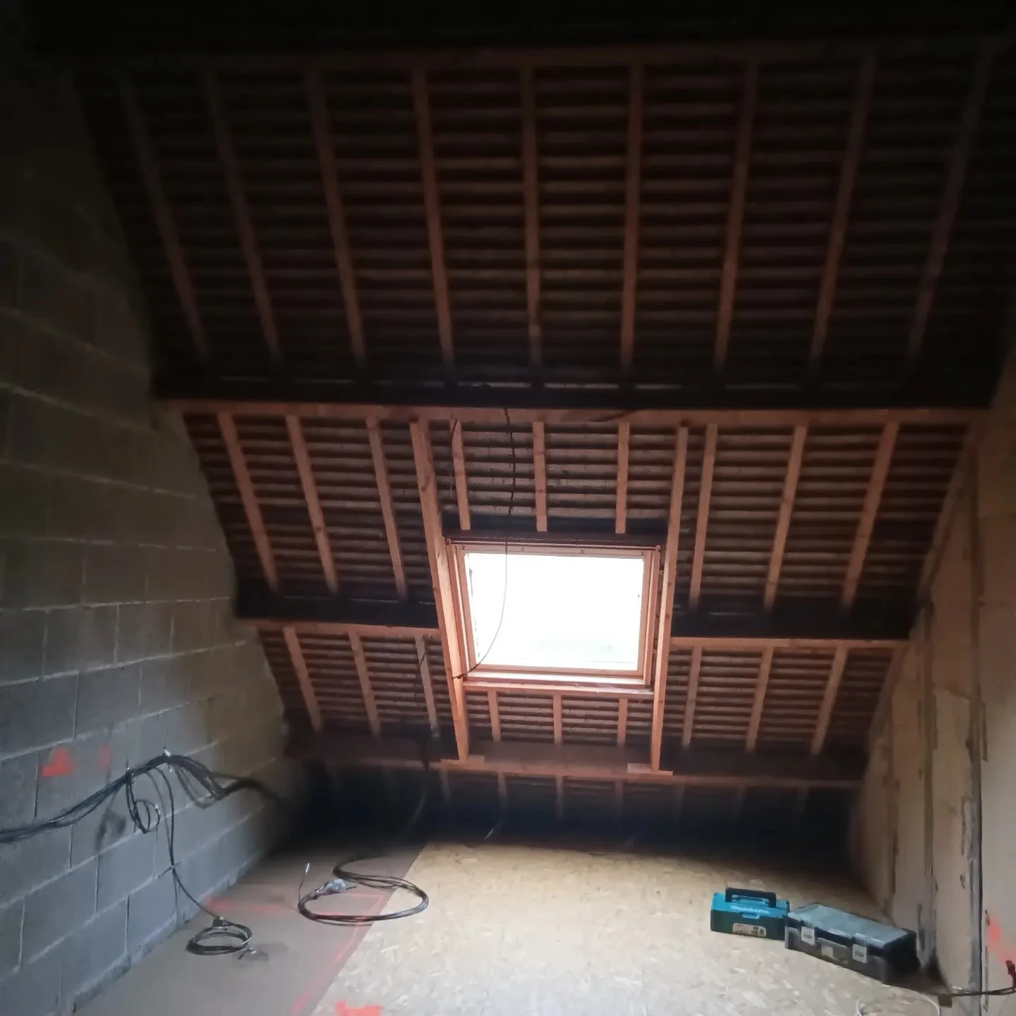 Aménagement de garage en habitation : création de trémie, d'une mezzanine et d'une salle de bain | © HD Menuiserie Agencement