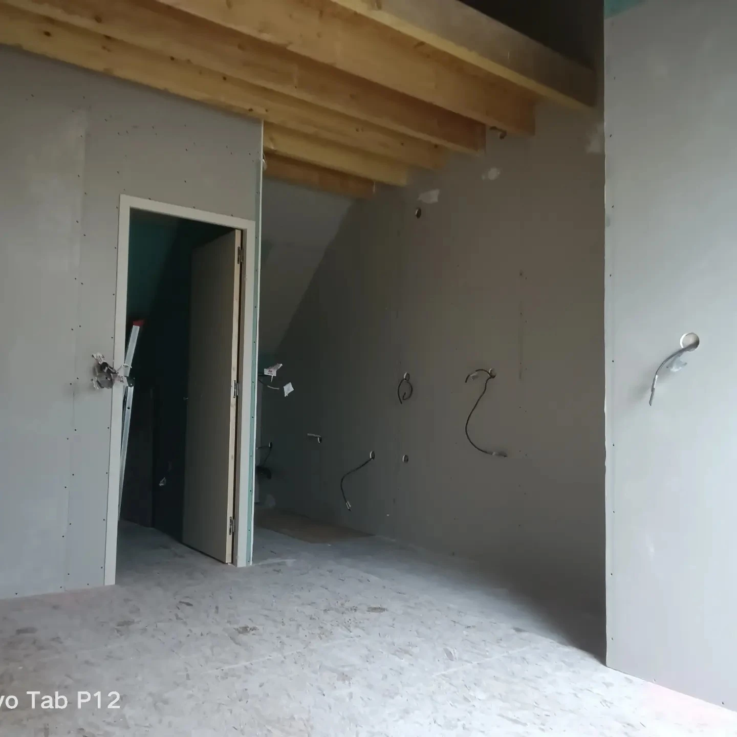 Aménagement de garage en habitation : création de trémie, d'une mezzanine et d'une salle de bain | © HD Menuiserie Agencement