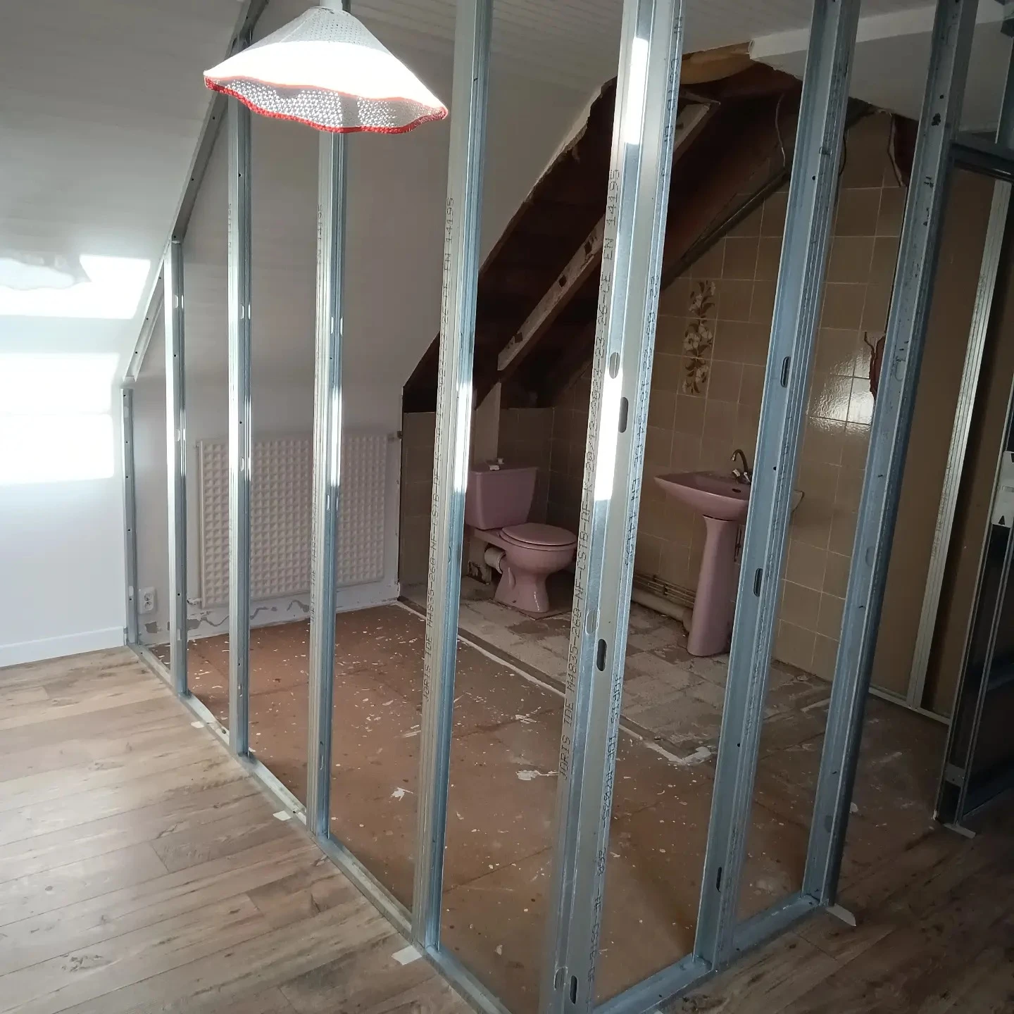 Démolition et réfection de salle de bain, agrandissement et pose de châssis avec bloc porte intégré | © HD Menuiserie Agencement