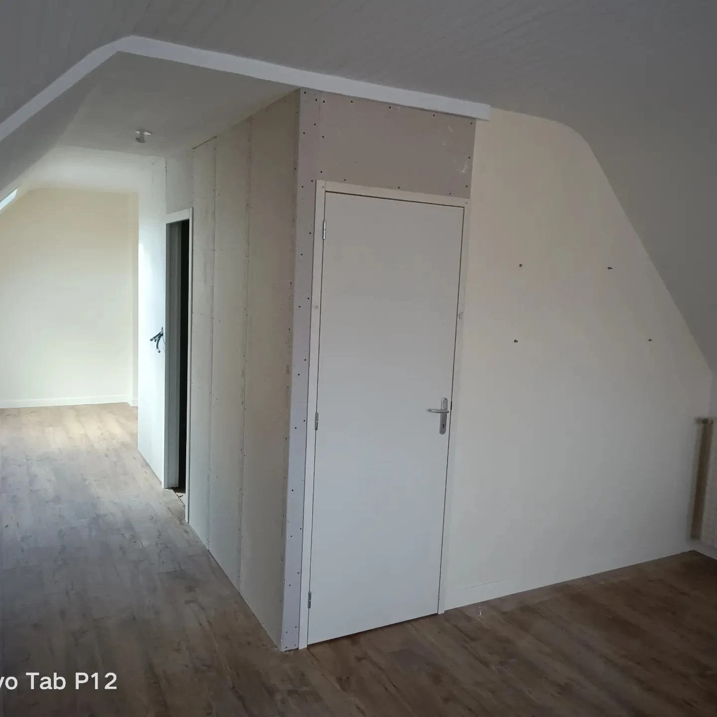 Démolition et réfection de salle de bain, agrandissement et pose de châssis avec bloc porte intégré | © HD Menuiserie Agencement