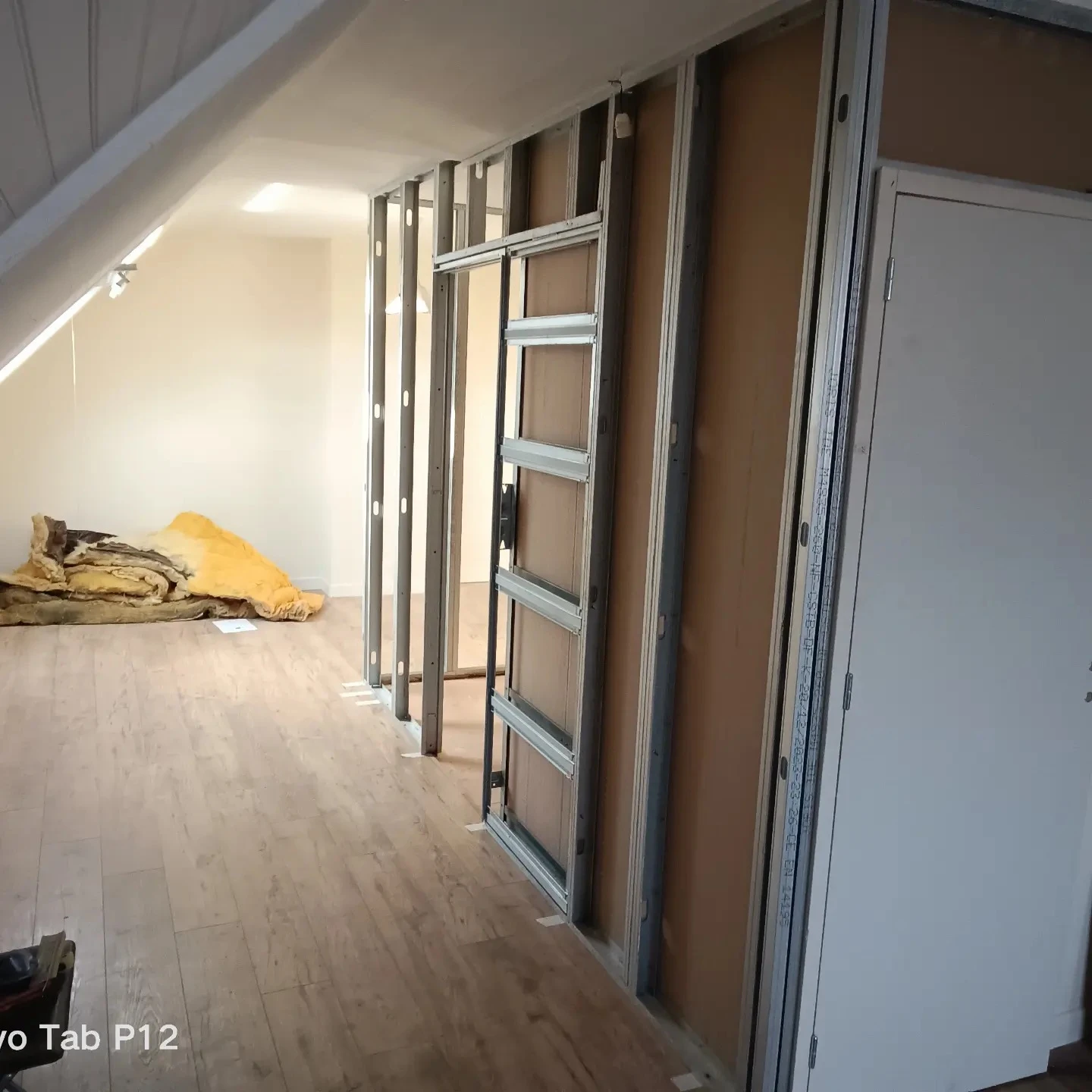 Démolition et réfection de salle de bain, agrandissement et pose de châssis avec bloc porte intégré | © HD Menuiserie Agencement