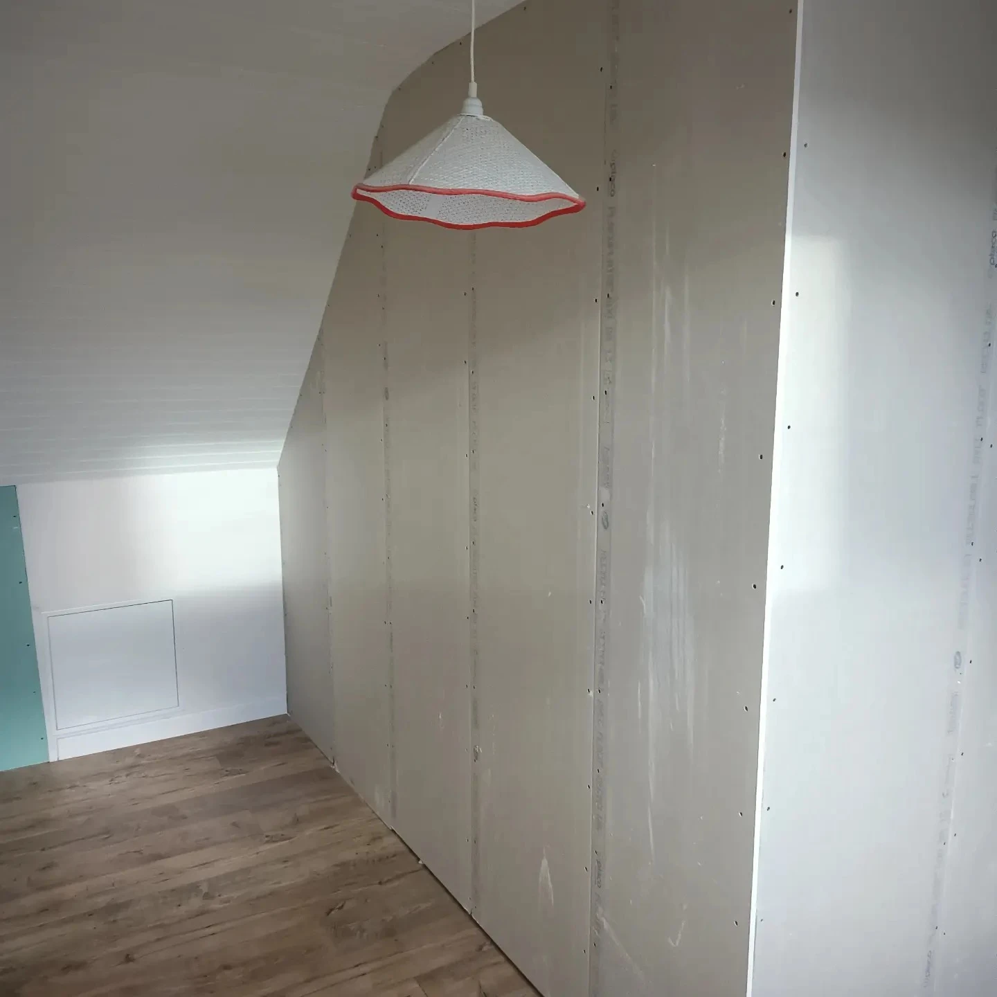 Démolition et réfection de salle de bain, agrandissement et pose de châssis avec bloc porte intégré | © HD Menuiserie Agencement